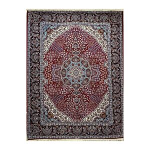 Tapete persa tradicional com design floral e medallões intrincados.