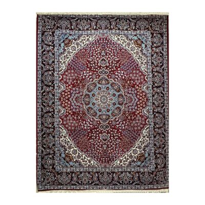 Tapete persa tradicional com design floral e medallões intrincados.