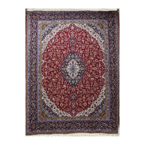 Tapete persa artesanal com padrões florais e cores vibrantes.