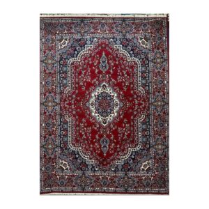 Tapete persa vermelho com detalhes em azul-marinho, bege e floral.