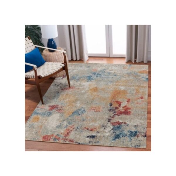 Decoração aconchegante de sala com tapete multicolorido e cadeira de estilo moderno.