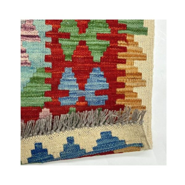 Tapete artesanal tecido à mão com motivos geométricos e cores vibrantes.