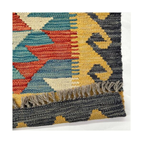 Tapete tribal detalhado com design geométrico vibrante e técnica de tecelagem intrincada.