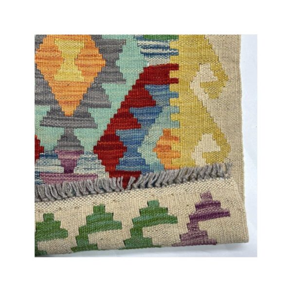 Tapete artesanal intricado com padrões geométricos e cores vibrantes.