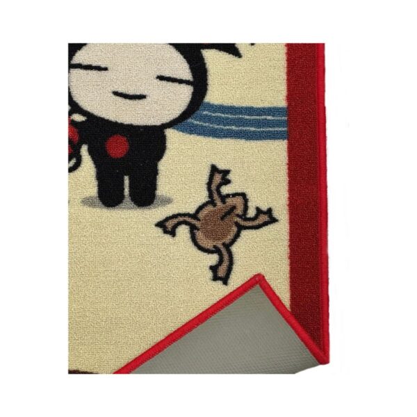 Tapete infantil amarelo com personagem de desenho animado e detalhe de sapo.