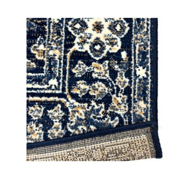 Tapete oriental detalhado em azul, creme e bege com efeito de idade e textura aconchegante.