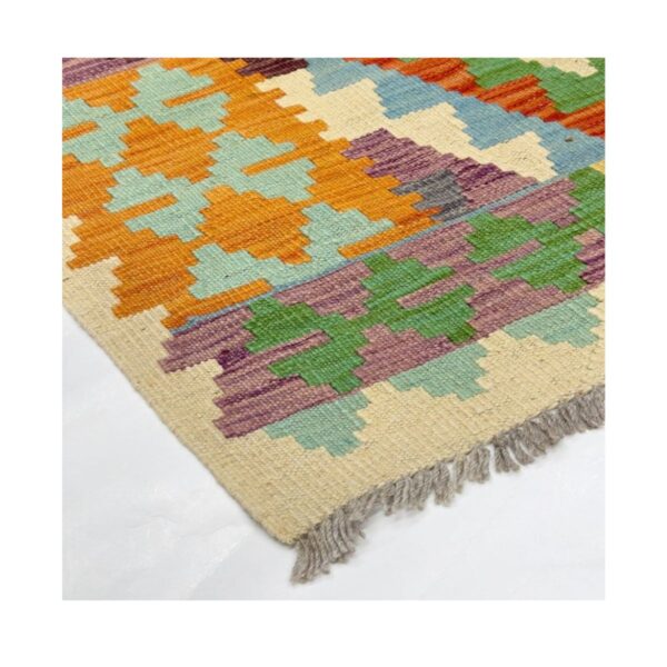 Tapete tecido à mão vibrante com padrões geométricos e cores vivas.