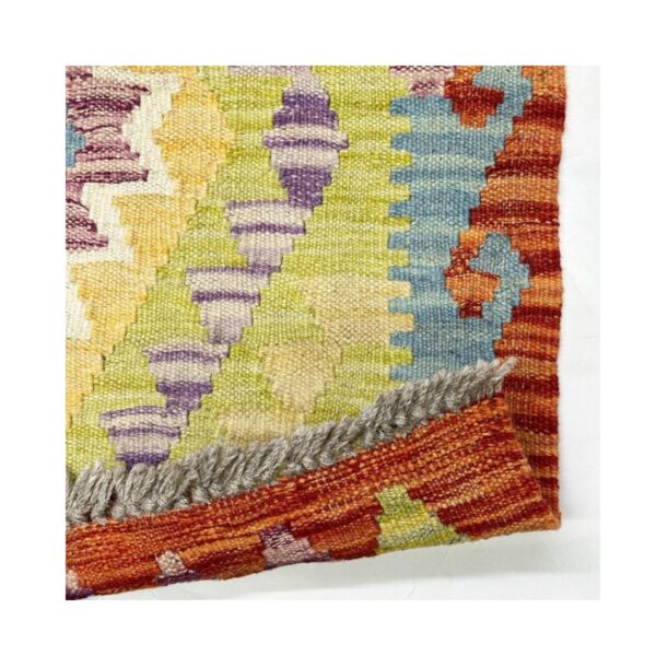 Tapete artesanal tecido à mão com padrões geométricos e cores vibrantes.