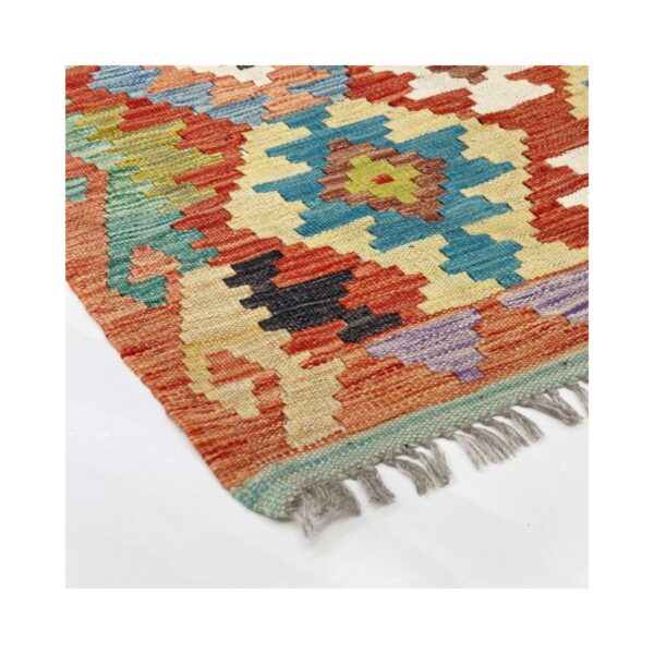Tapete tecido à mão, kilim, com padrão geométrico e franja cinza.