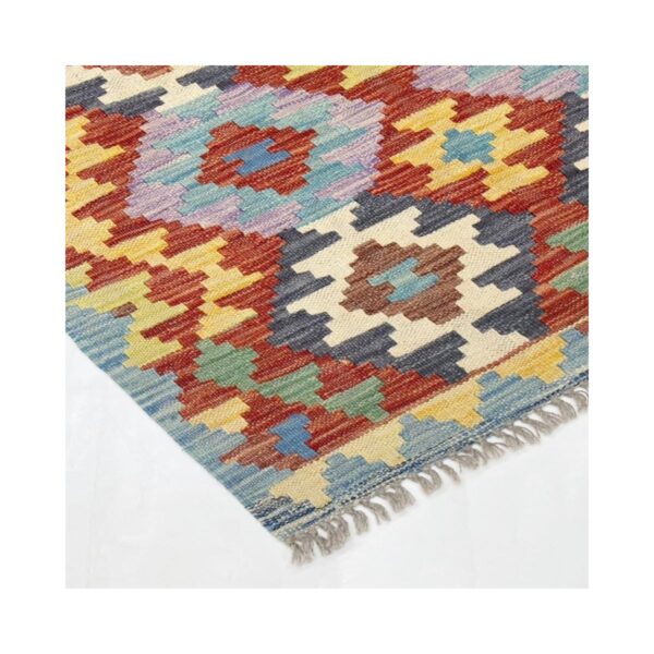 Tapete de Kilim vibrante e artesanal com padrões geométricos coloridos e franja.
