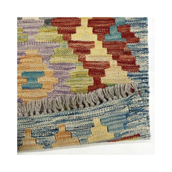 Tapete kilim tecido à mão em cores vibrantes e padrões geométricos.