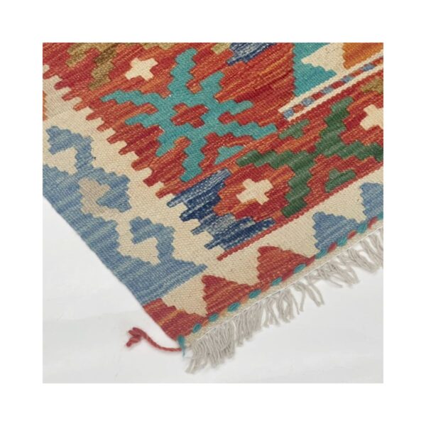 Tapete colorido com padrões geométricos em estilo Kilim.