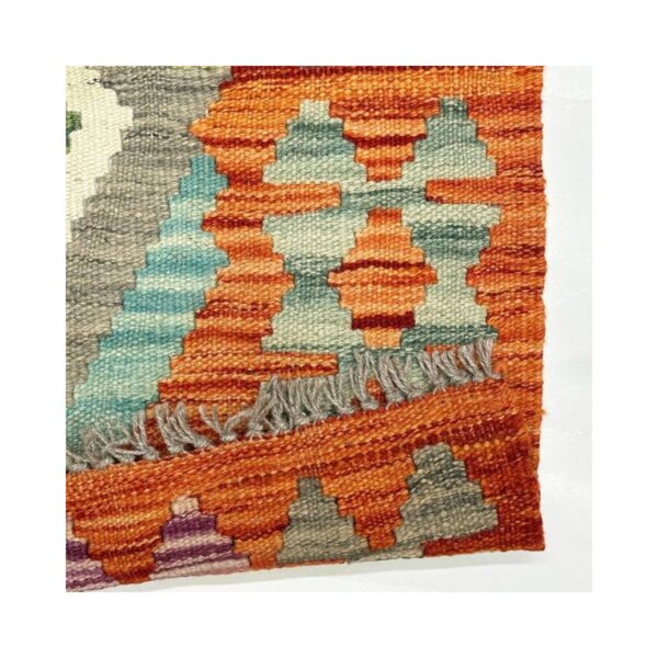 Tapete tribal entrelaçado em laranja e azul com detalhes geométricos.