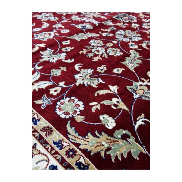 Tapete persa vermelho luxuoso com design floral intrincado e borda detalhada.