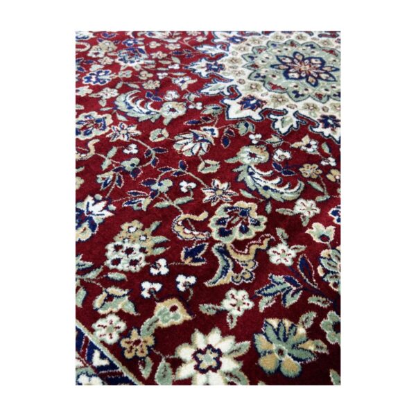 Tapete persa luxuoso ricamente decorado com padrão floral simétrico e detalhes dourados.