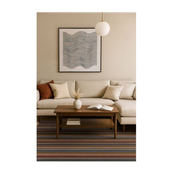 Sala de estar moderna e minimalista com sofá bege e tapete listrado colorido.