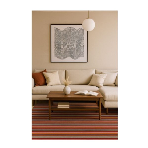 Sala de estar moderna com sofá bege, mesa de madeira e tapete listrado vibrante.