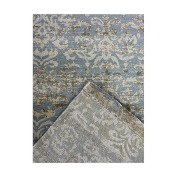 Tapete vintage azul e creme com padrão floral e acabamento desgastado.