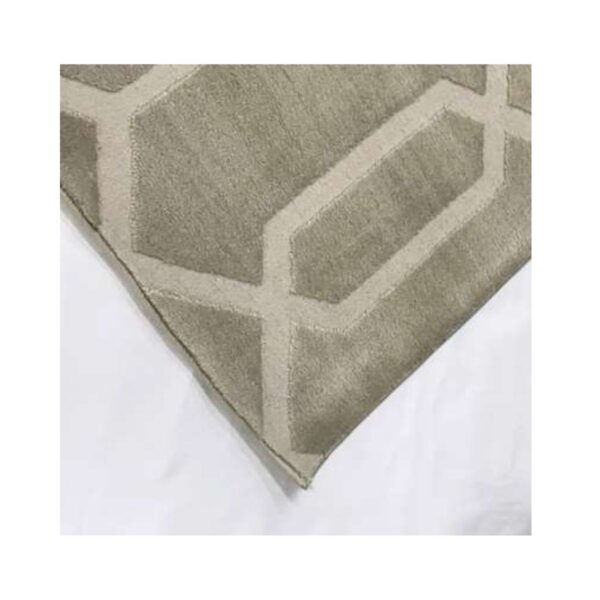 Tapete bege com elegante padrão geométrico e textura macia.