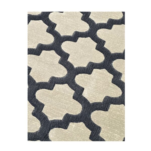Tapete elegante com padrão geométrico marroquino em bege e preto.