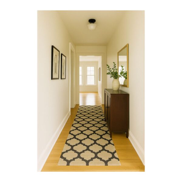 Corredor elegante e minimalista com decoração em madeira, espelho dourado e arte monocromática.