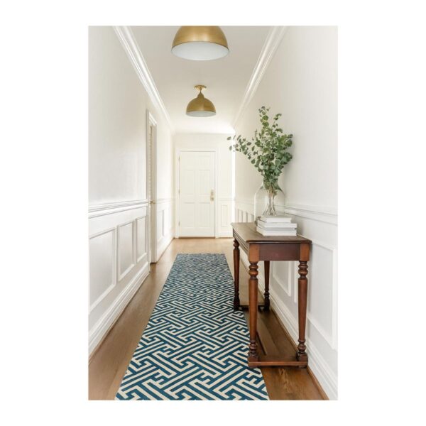 Corredor elegante com iluminação dourada e mesa de madeira rústica.