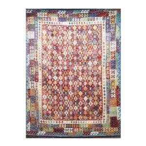 Tapete kilim artesanal com padrões geométricos em tons vibrantes e ricos detalhes.
