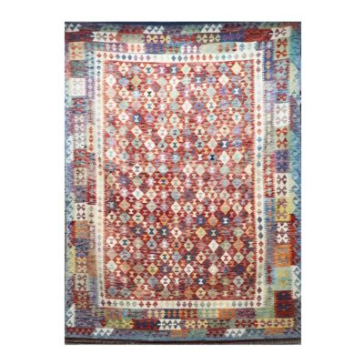 Tapete kilim artesanal com padrões geométricos em tons vibrantes e ricos detalhes.