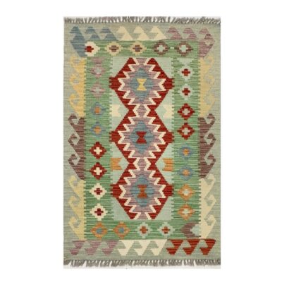 Tapete artesanal geométrico em cores terrosas com padrão kilim.