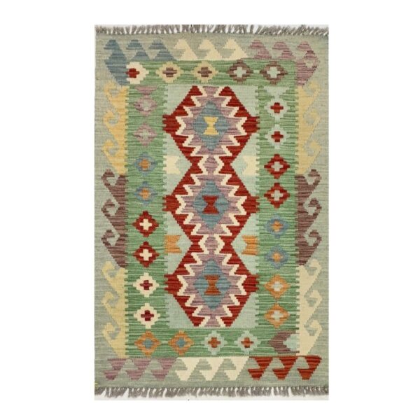 Tapete artesanal geométrico em cores terrosas com padrão kilim.