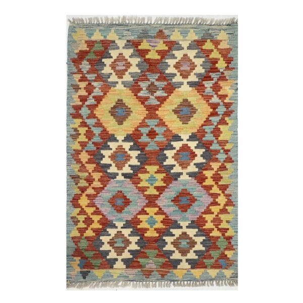 Tapete geométrico artesanal em vermelho, amarelo e azul com design inspirado em kilim.