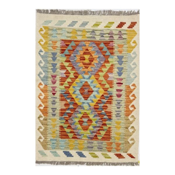 Tapete colorido em estilo kilim com padrões geométricos e tons terrosos.