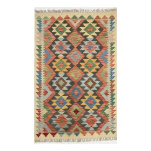 Tapete kilim artesanal em cores terrosas com design geométrico vibrante.