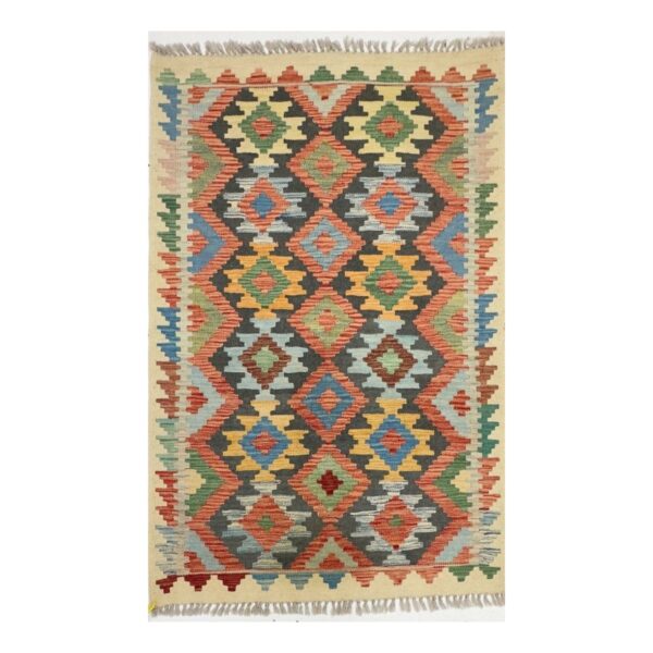 Tapete kilim artesanal em cores terrosas com design geométrico vibrante.