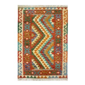 Tapete kilim artesanal colorido com design geométrico e tons terrosos.