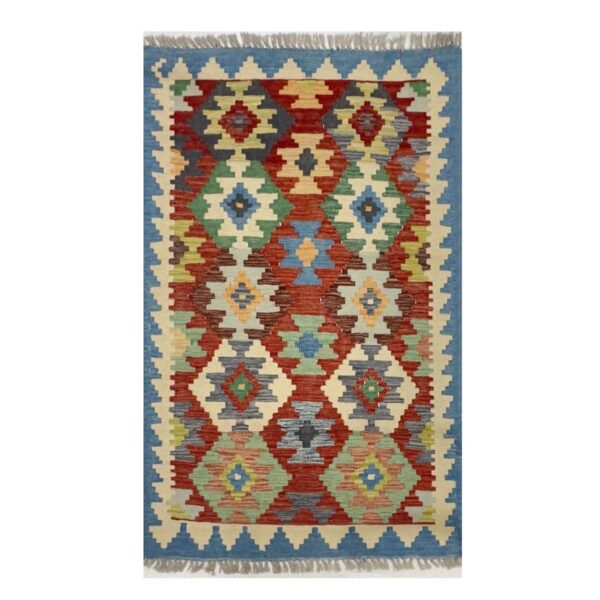 Tapete artesanal colorido em tecido kilim com padrões geométricos vibrantes.