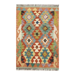 Tapete kilim intrincado com design geométrico e cores vibrantes.