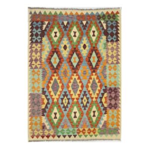 Tapete artesanal colorido com design geométrico e ritmo de cores em estilo kilim.