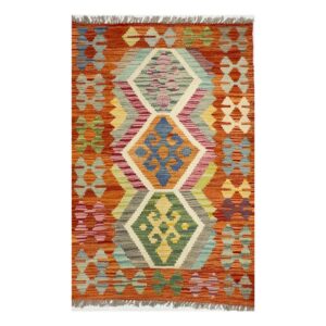 Tapete estilo kilim com design geométrico e vibrante paleta de cores.
