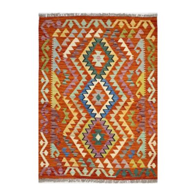 Tapete kilim artesanal com design geométrico e paleta de cores quentes e naturais.