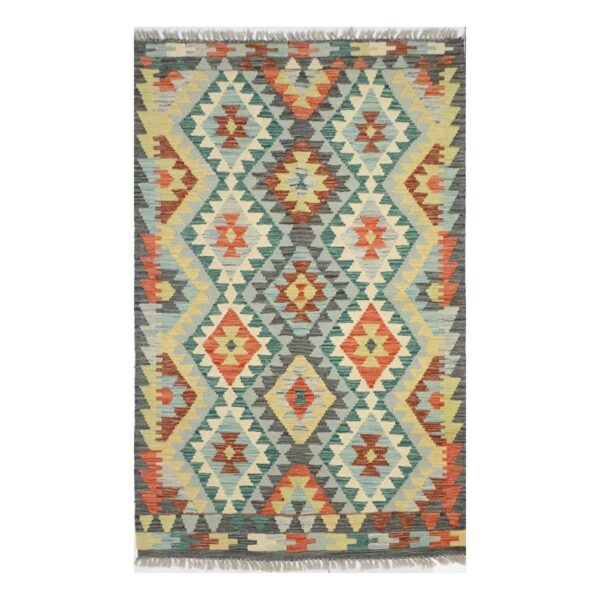Tapete kilim com desenho geométrico e cores terrosas.