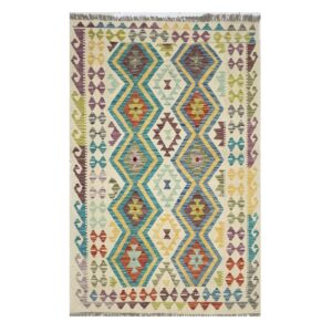 Tapete geométrico colorido em estilo kilim com padrões intrincados e acabamento artesanal.
