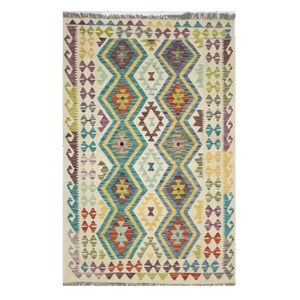 Tapete geométrico colorido em estilo kilim com padrões intrincados e acabamento artesanal.