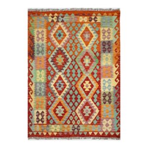 Tapete kilim vibrante com padrões geométricos e cores quentes.