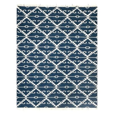 Tapete artesanal azul e branco com design geométrico e franjas.