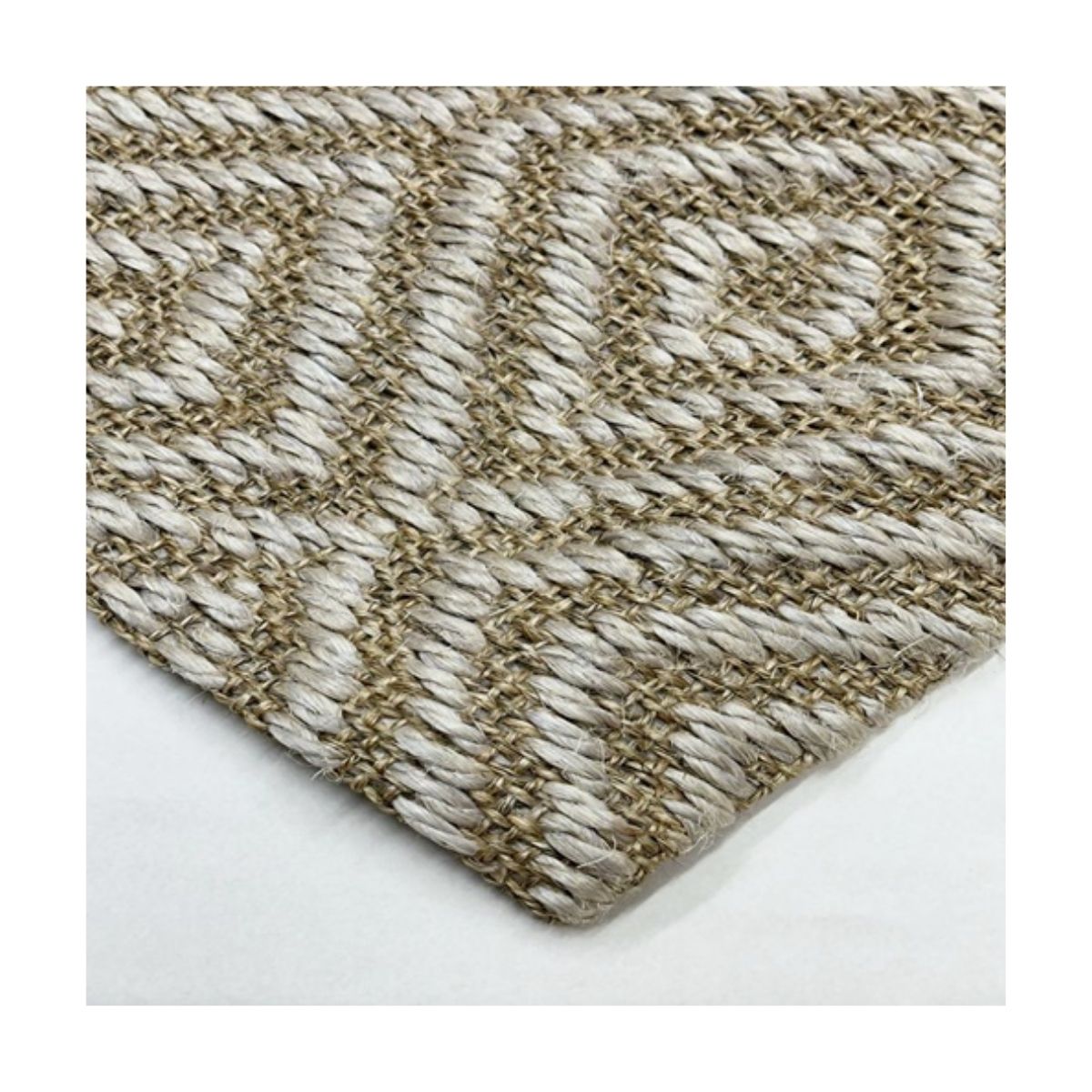 Tapete artesanal de sisal com textura robusta e padrão geométrico de diamantes.