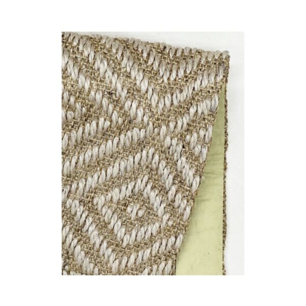 Tapete de sisal natural e sustentável com tecido texturizado em padrão de diamante.