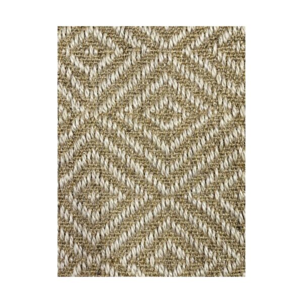 Tapete artesanal de sisal, com padrão geométrico de diamantes e tons terrosos naturais.