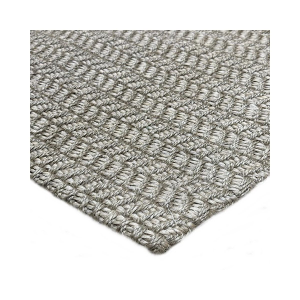 Tapete de sisal de cor neutra, durável e detalhado, ideal para decoração de interiores.