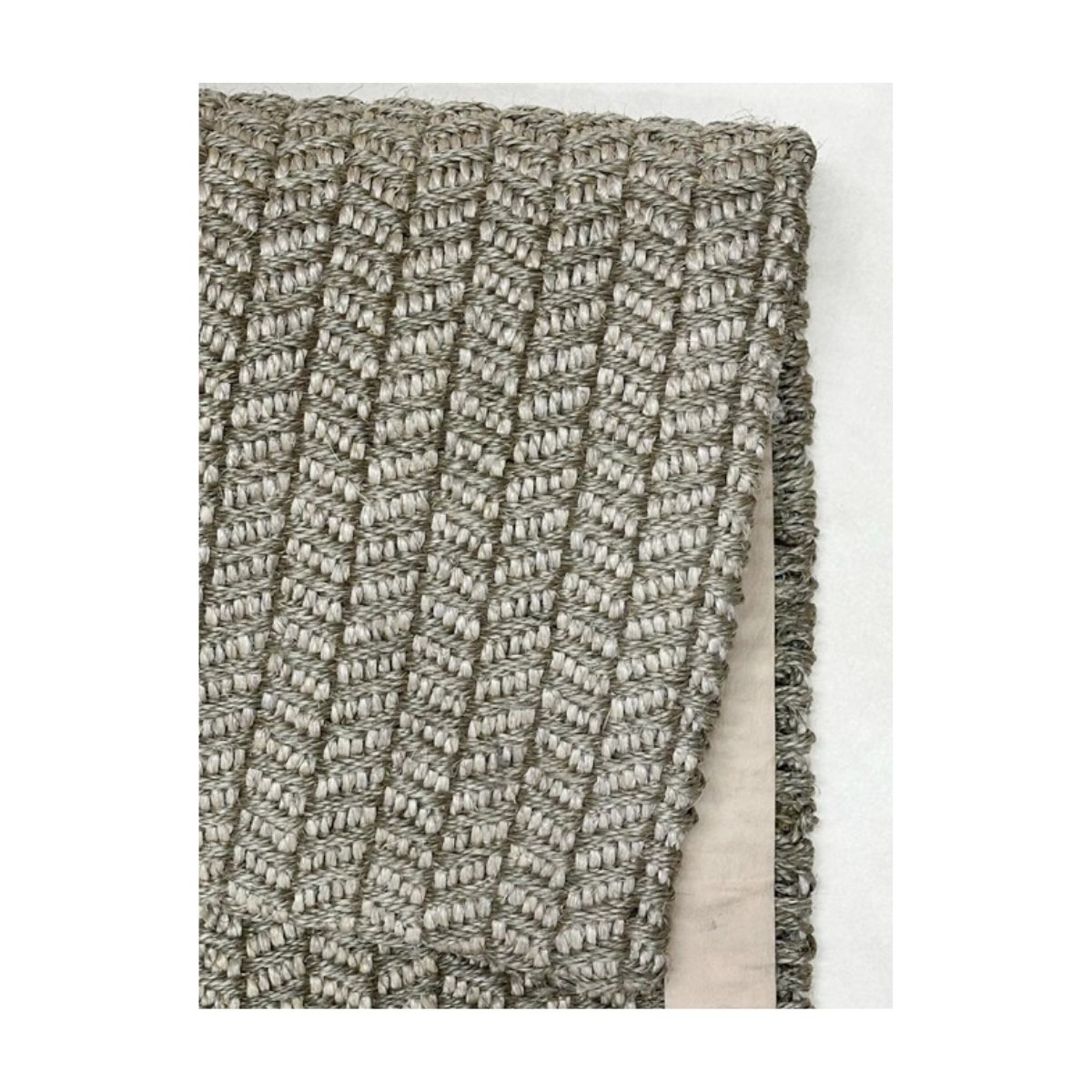 Tapete Mandacaru em sisal tecido à mão com padrão de chevron em tons de cinza.